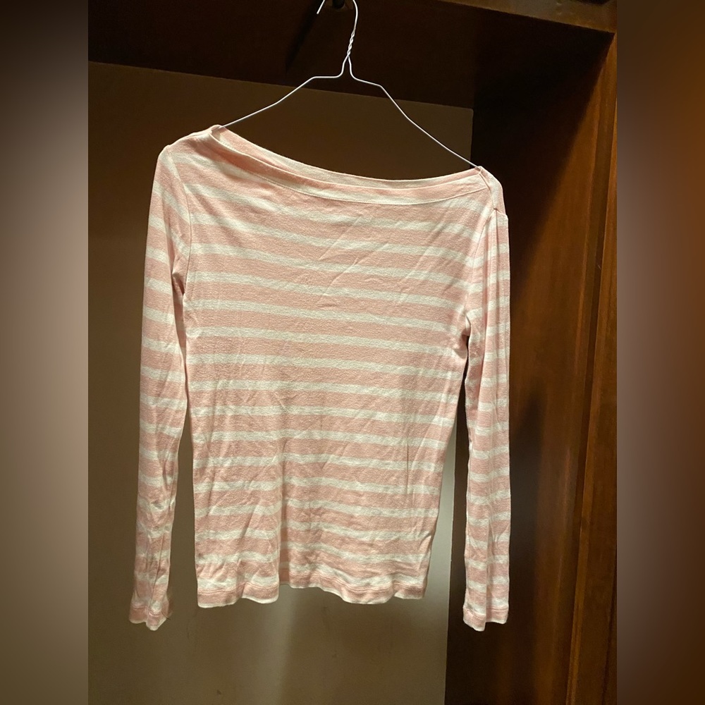 ❄️Gap off the shoulder pink and white striped long sleeved shirt in size large